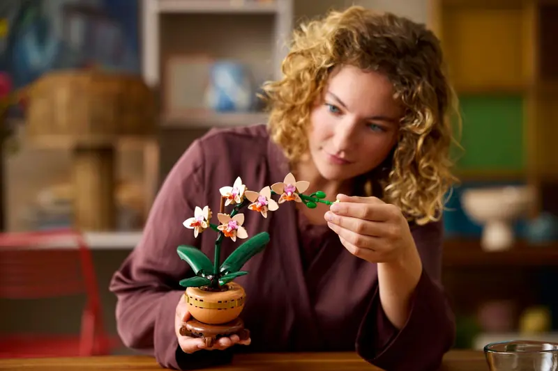 LEGO 10343 Mała orchidea zdjęcie 6
