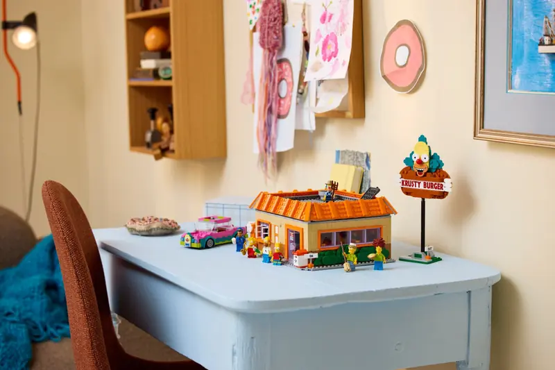 LEGO 10352 The Simpsons: Krusty Burger zdjęcie 10