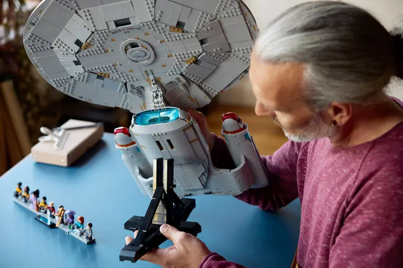 LEGO 10356 Star Trek: U.S.S. Enterprise NCC-1701-D zdjęcie 13