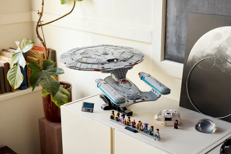 LEGO 10356 Star Trek: U.S.S. Enterprise NCC-1701-D zdjęcie 15