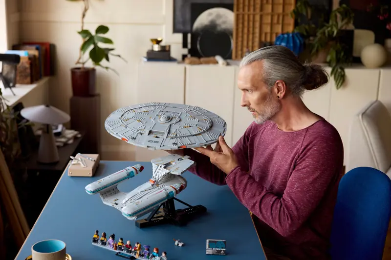 LEGO 10356 Star Trek: U.S.S. Enterprise NCC-1701-D zdjęcie 21