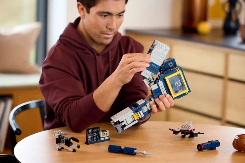 LEGO 10358 Transformers: Soundwave zdjęcie 12