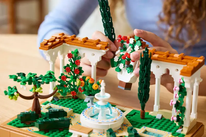 LEGO 10359 Fontanna w ogrodzie zdjęcie 9