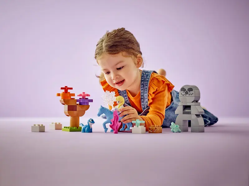 LEGO 10418 Elza i Bruni w Zaczarowanym Lesie zdjęcie 4