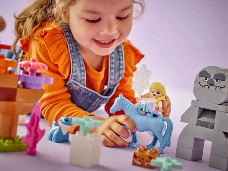 LEGO 10418 Elza i Bruni w Zaczarowanym Lesie zdjęcie 5