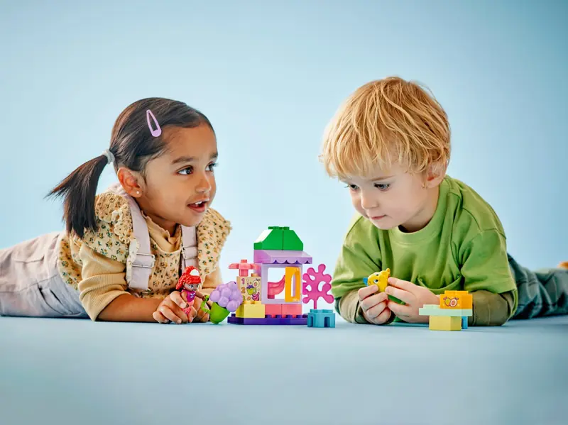 LEGO 10420 Stoisko kawowe Arielki i Florka zdjęcie 5