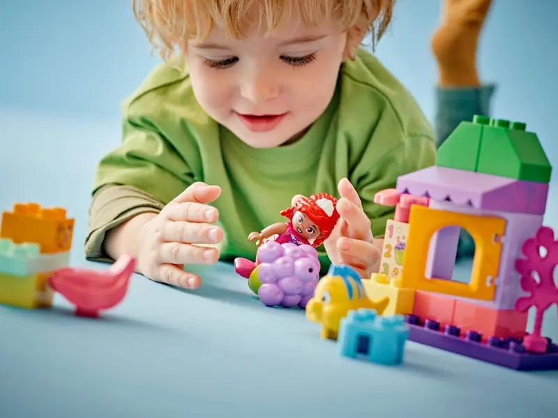 LEGO 10420 Stoisko kawowe Arielki i Florka zdjęcie 6