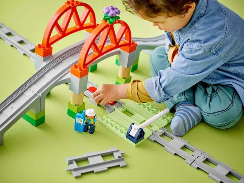 LEGO 10426 Most i tory kolejowe - zestaw rozszerzający zdjęcie 6