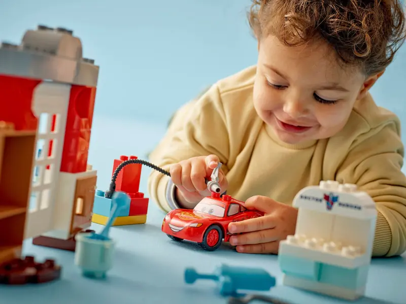 LEGO 10456 Wizyta McQueena w warsztacie Wójta zdjęcie 9