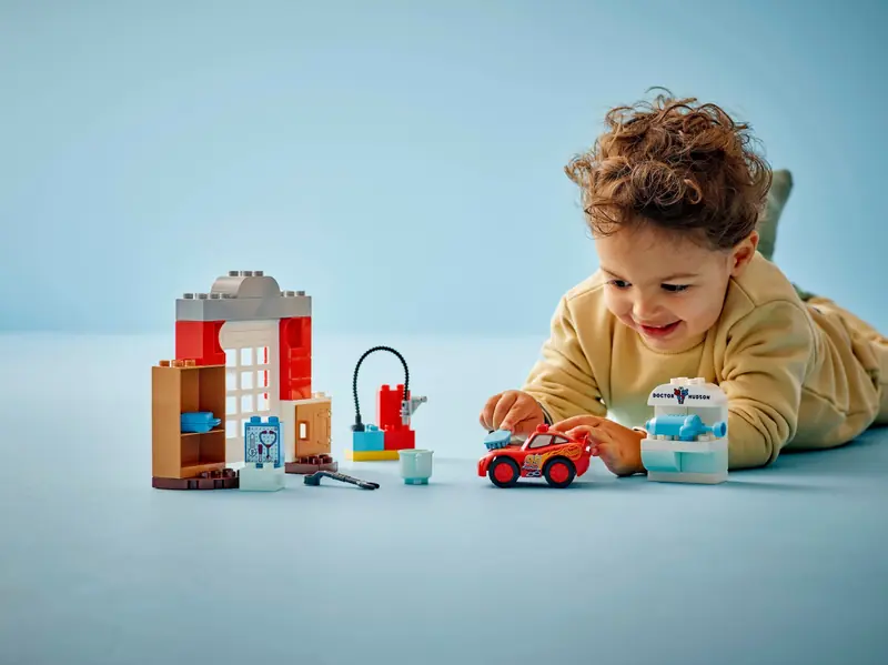 LEGO 10456 Wizyta McQueena w warsztacie Wójta zdjęcie 6