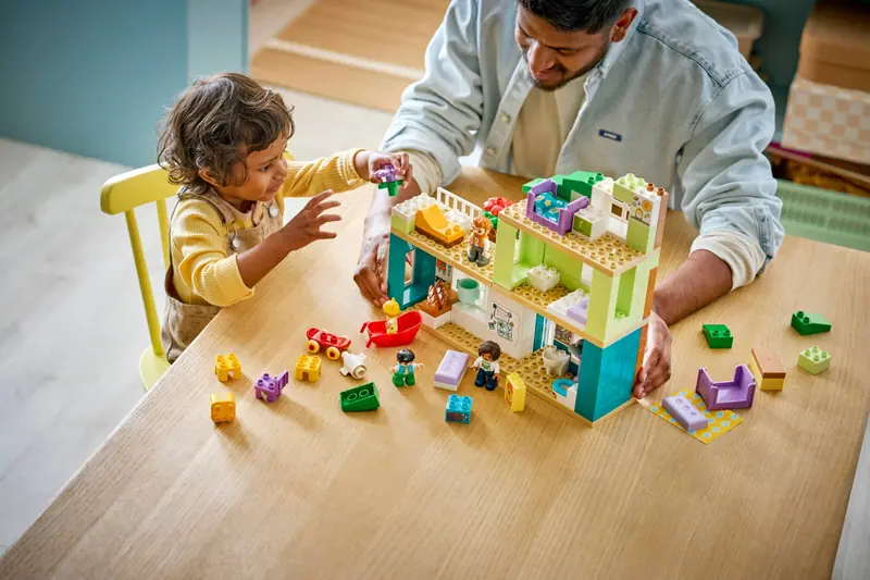 LEGO 10470 Nowoczesny dom rodzinny 3 w 1 z figurkami zdjęcie 10