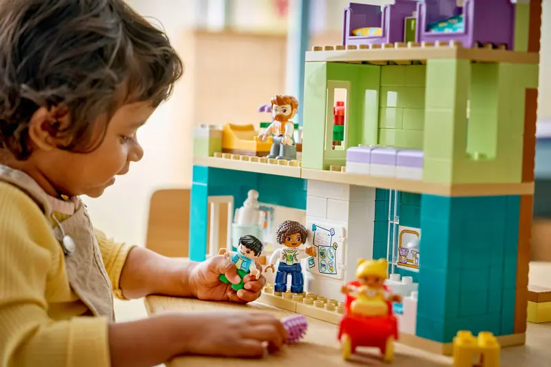 LEGO 10470 Nowoczesny dom rodzinny 3 w 1 z figurkami zdjęcie 12