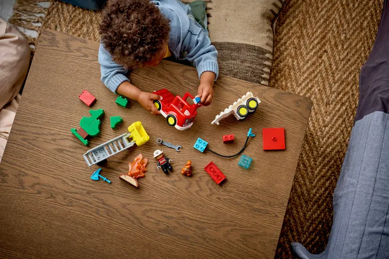 LEGO 10473 Wóz strażacki z wężem i strażakiem zdjęcie 8