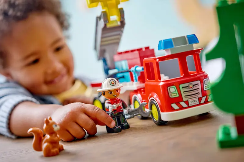 LEGO 10473 Wóz strażacki z wężem i strażakiem zdjęcie 9