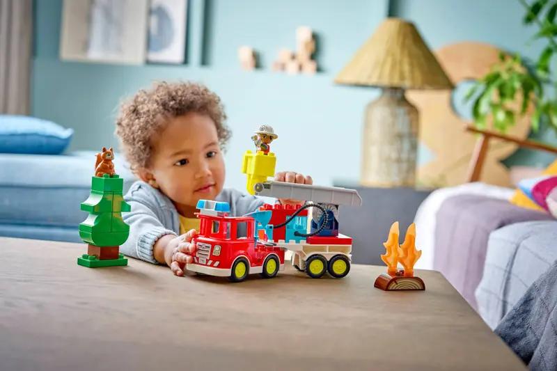 LEGO 10473 Wóz strażacki z wężem i strażakiem zdjęcie 10