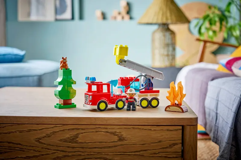 LEGO 10473 Wóz strażacki z wężem i strażakiem zdjęcie 11
