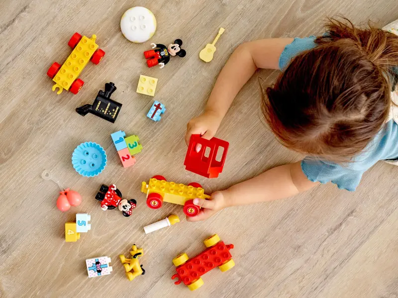 LEGO 10941 Urodzinowy pociąg myszek Miki i Minnie zdjęcie 11