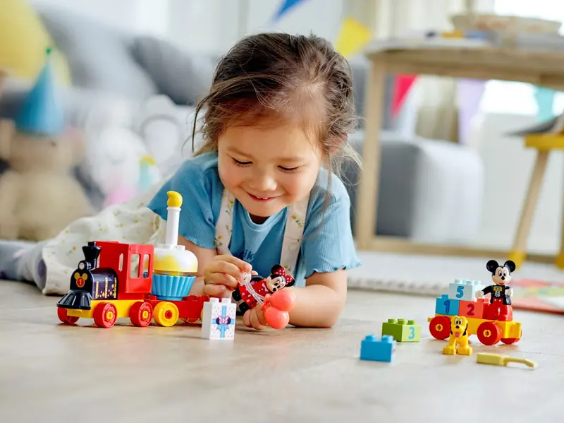 LEGO 10941 Urodzinowy pociąg myszek Miki i Minnie zdjęcie 12