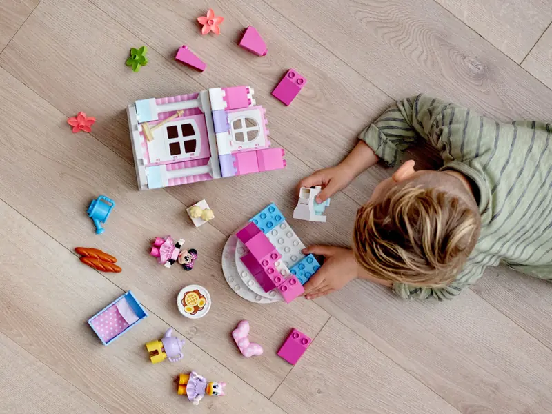 LEGO 10942 Dom i kawiarnia Myszki Minnie zdjęcie 12
