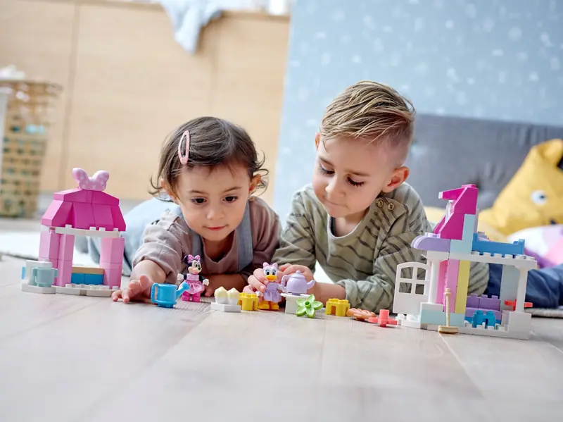 LEGO 10942 Dom i kawiarnia Myszki Minnie zdjęcie 13