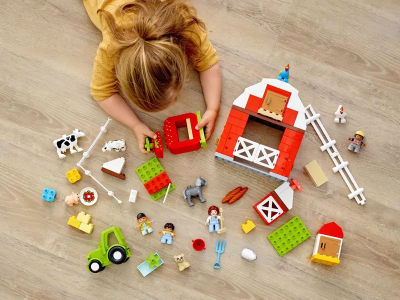 LEGO 10952 Stodoła, traktor i zwierzęta gospodarskie zdjęcie 11