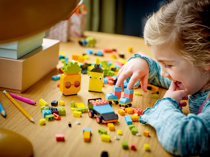 LEGO 11027 Kreatywna zabawa neonowymi kolorami zdjęcie 11