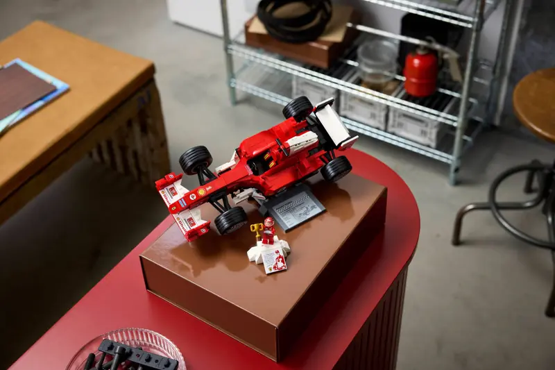 LEGO 11375 Ferrari F2004 i Michael Schumacher zdjęcie 10