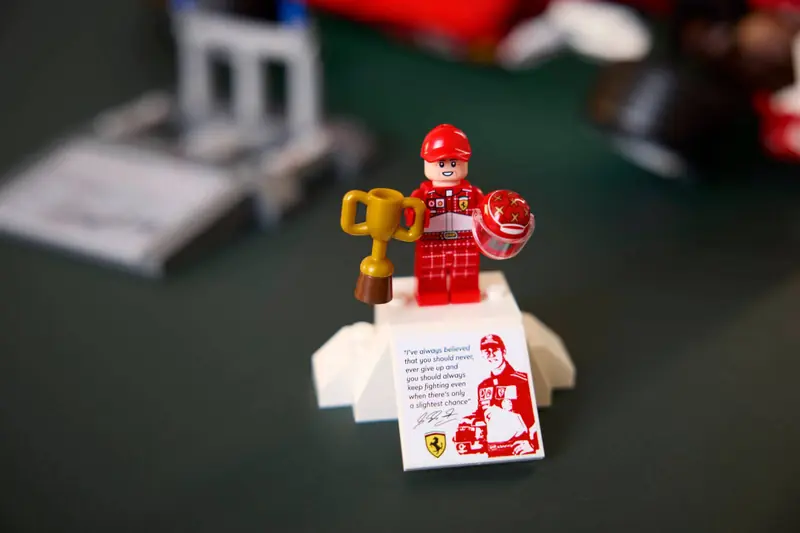 LEGO 11375 Ferrari F2004 i Michael Schumacher zdjęcie 13