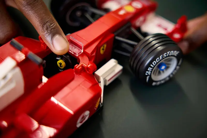 LEGO 11375 Ferrari F2004 i Michael Schumacher zdjęcie 15