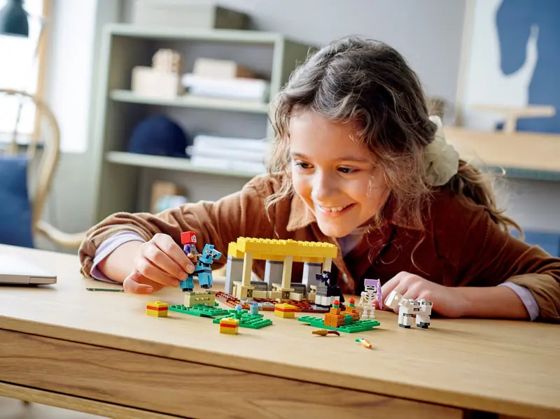 LEGO 21171 Stajnia zdjęcie 10