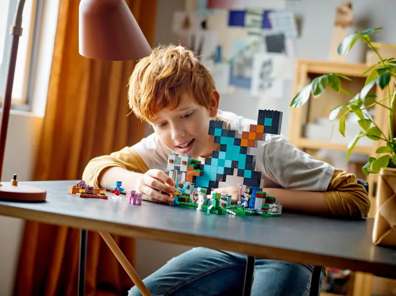 LEGO 21244 Bastion miecza zdjęcie 9