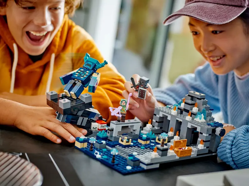 LEGO 21246 Bitwa w Mrocznej głębi zdjęcie 6