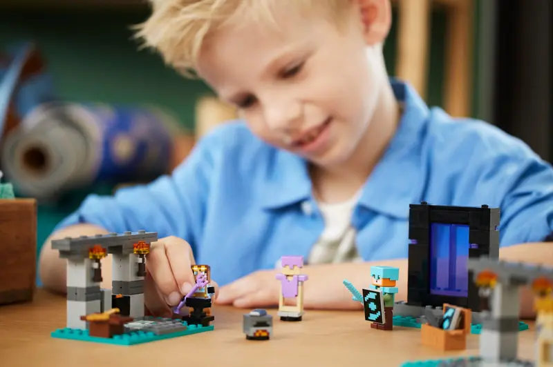 LEGO 21252 Zbrojownia zdjęcie 9