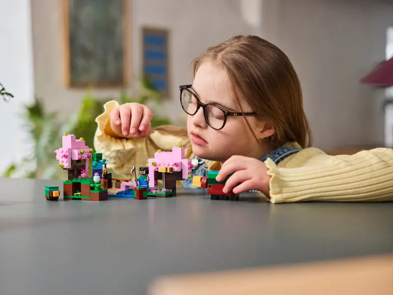 LEGO 21260 Wiśniowy ogród zdjęcie 8