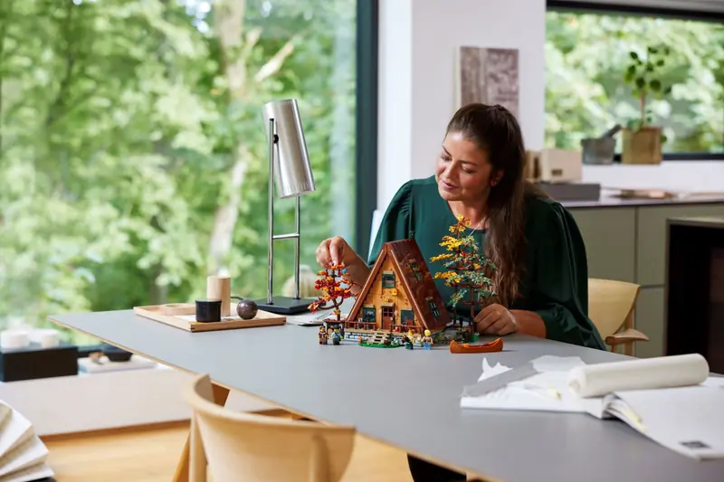 LEGO 21338 Chatka w kształcie litery A zdjęcie 12