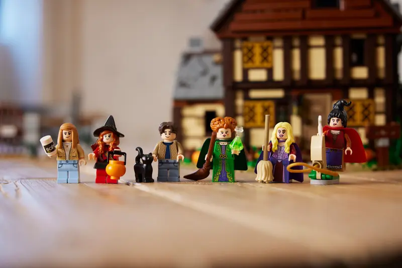 LEGO 21341 Disney Hokus Pokus: Chata sióstr Sanderson zdjęcie 16
