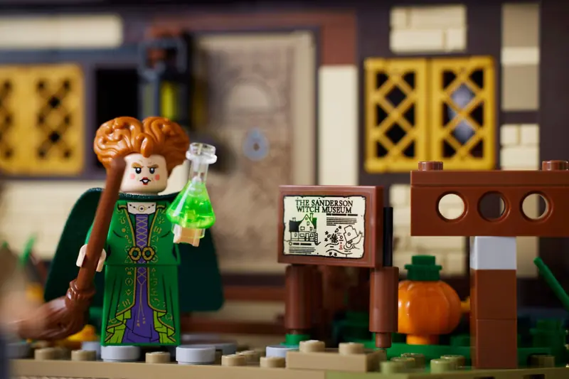 LEGO 21341 Disney Hokus Pokus: Chata sióstr Sanderson zdjęcie 17