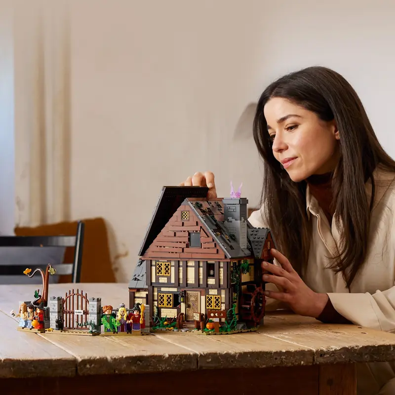LEGO 21341 Disney Hokus Pokus: Chata sióstr Sanderson zdjęcie 11