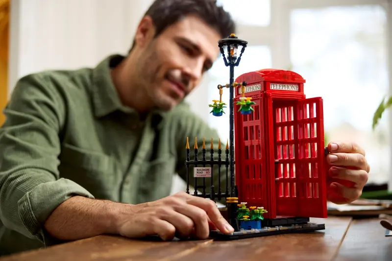LEGO 21347 Czerwona londyńska budka telefoniczna zdjęcie 8