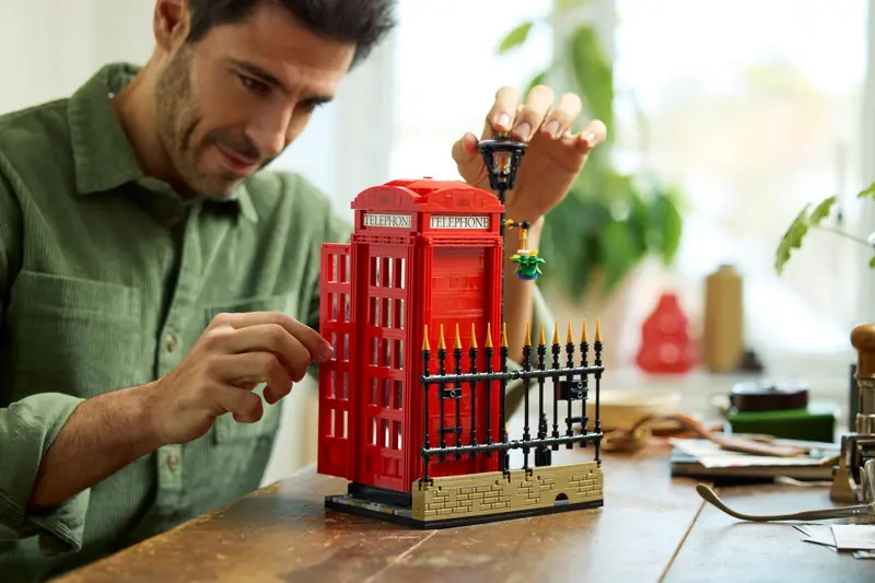 LEGO 21347 Czerwona londyńska budka telefoniczna zdjęcie 9