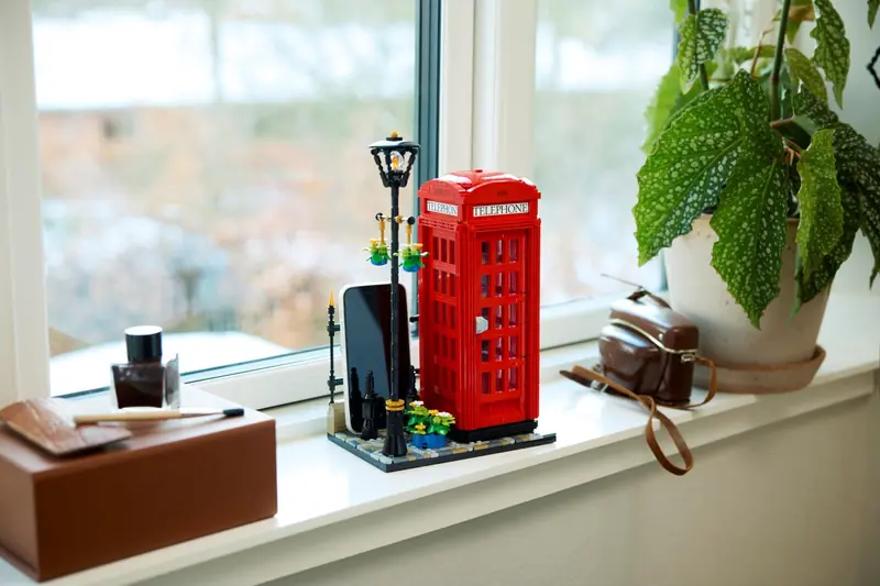 LEGO 21347 Czerwona londyńska budka telefoniczna zdjęcie 10