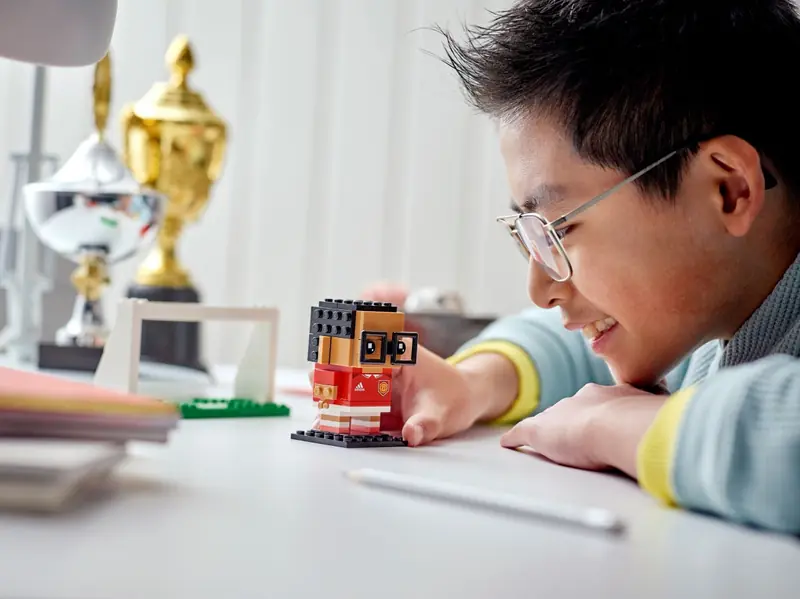 LEGO 40541 Portret z klocków - Manchester United zdjęcie 11