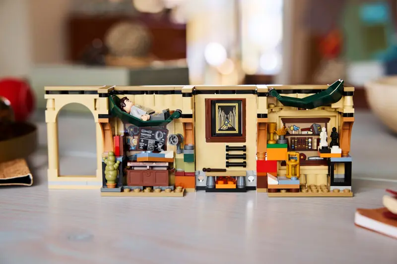 LEGO 40770 Zamek Hogwart: Pokój Życzeń zdjęcie 6