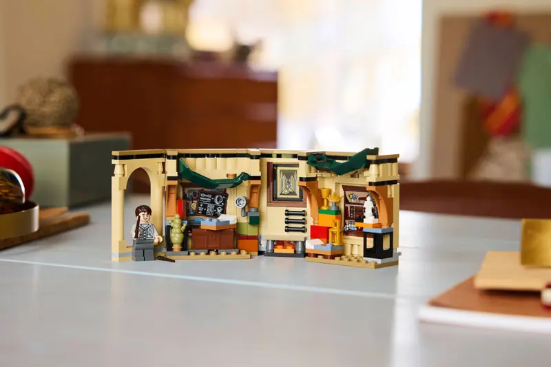 LEGO 40770 Zamek Hogwart: Pokój Życzeń zdjęcie 8