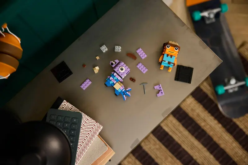 LEGO 40881 Lama Zaopatrzeniowa i Palucha Rybnego - figurki zdjęcie 8