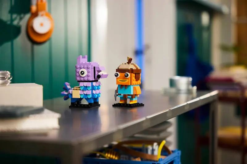 LEGO 40881 Lama Zaopatrzeniowa i Palucha Rybnego - figurki zdjęcie 9
