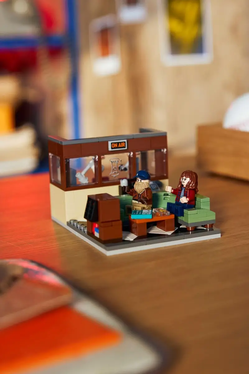 LEGO 40891 Stranger Things: Stacja radiowa WSQK zdjęcie 5