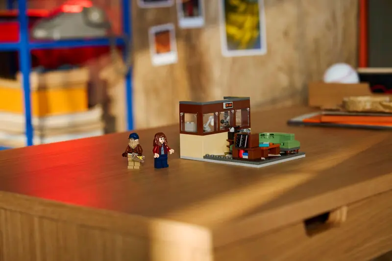 LEGO 40891 Stranger Things: Stacja radiowa WSQK zdjęcie 4