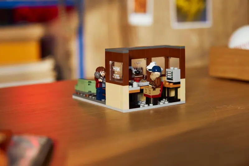 LEGO 40891 Stranger Things: Stacja radiowa WSQK zdjęcie 7