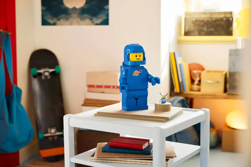 LEGO 40921 Powiększona minifigurka niebieskiego astronauty zdjęcie 10